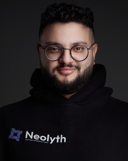 Marwand Ayubi, founder of Neolyth. A bearded man in round glasses, looking straight at the camera.